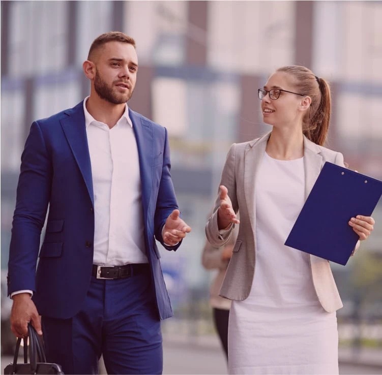 Two professionals exchanging ideas during a certificate in global management course.