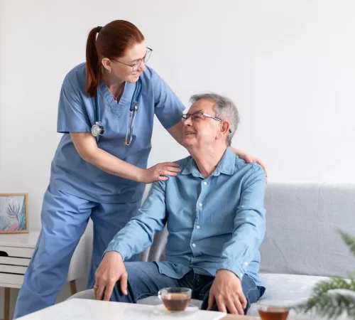 medium-shot-smiley-nurse-man medium-shot-smiley-nurse-man